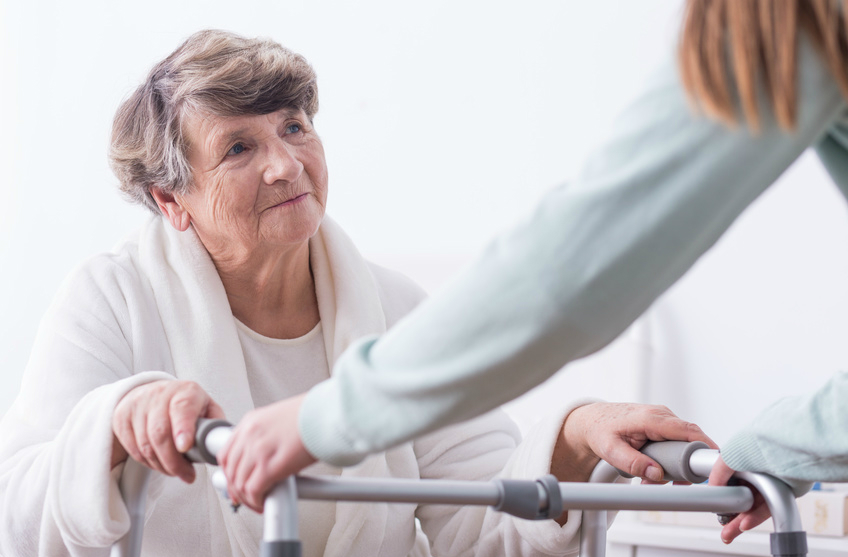 Ce trebuie să știe o îngrijitoare de seniori despre pacienții cu tremor