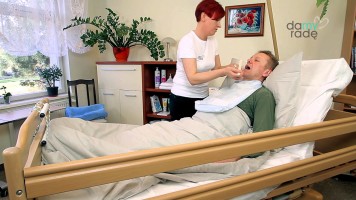 Spălarea dinţilor unei persoane conştiente dar dependente de alţii